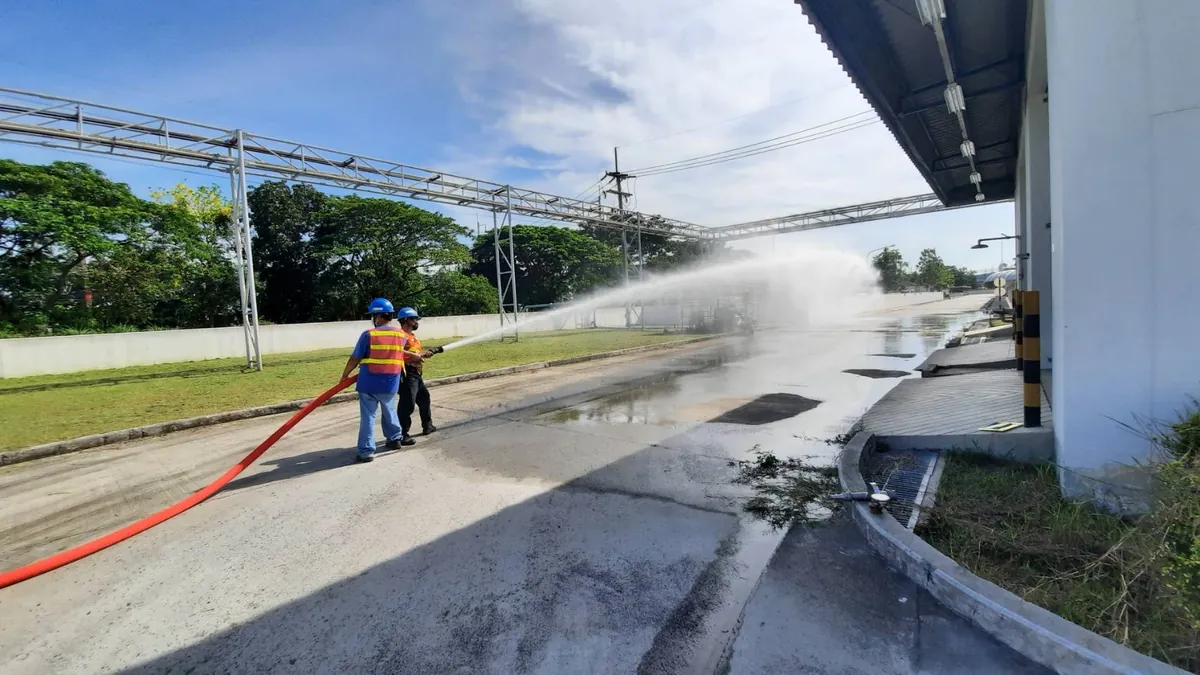 ทดสอบจ่ายน้ำจริงผ่านสายดับเพลิงในวันทดสอบรับมอบงาน Fire Pump