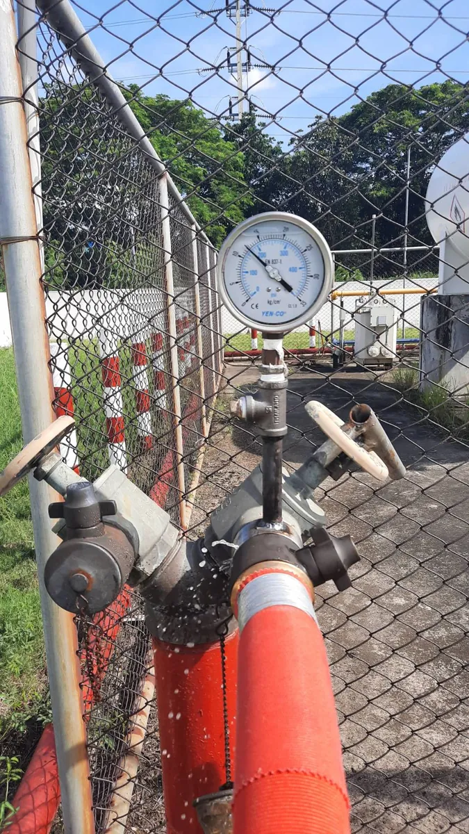 วัดแรงดันน้ำที่หัวดับเพลิงระหว่างทดสอบระบบ Fire Pump